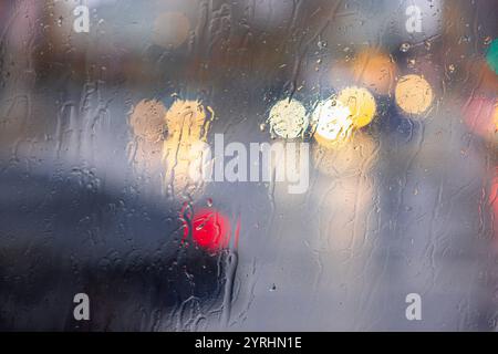 Ein Blick aus dem Fenster Berlin, 28. November 2024: Unangemehmes Wetter in der Stadt. Fotografiert aus dem Bus durch das regennasse Fenster während der Fahrt in die Innenstadt. *** Ein Blick aus dem Fenster Berlin, 28. November 2024 unangenehmes Wetter in der Stadt fotografiert vom Bus durch das regengetränkte Fenster während der Fahrt in die Innenstadt Stockfoto