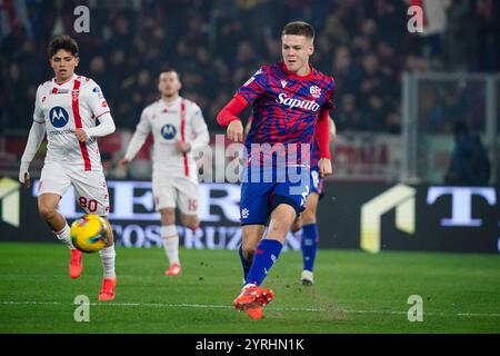 Emil Holm (Bologna FC) während des Italienischen Pokals, Coppa Italia, Achtelfinale zwischen Bologna FC und AC Monza am 3. Dezember 2024 im Stadio Renato Dall'Ara in Bologna, Italien. Quelle: Luca Rossini/E-Mage/Alamy Live News Stockfoto