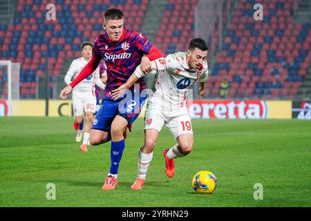 Samuele Birindelli (AC Monza) und Emil Holm (Bologna FC) während des italienischen Cup, Coppa Italia, Achtelfinale zwischen Bologna FC und AC Monza am 3. Dezember 2024 im Stadio Renato Dall'Ara in Bologna, Italien. Quelle: Luca Rossini/E-Mage/Alamy Live News Stockfoto