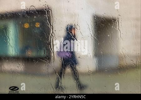 Ein Blick aus dem Fenster Berlin, 28. November 2024: Unangemehmes Wetter in der Stadt. Fotografiert aus dem Bus durch das regennasse Fenster während der Fahrt in die Innenstadt. *** Ein Blick aus dem Fenster Berlin, 28. November 2024 unangenehmes Wetter in der Stadt fotografiert vom Bus durch das regengetränkte Fenster während der Fahrt in die Innenstadt Stockfoto