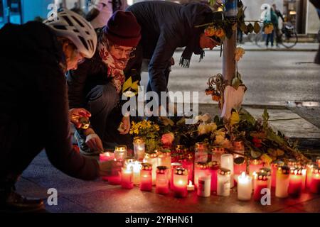 Mahnwache und Gedenken von RadfahrerInnen nach einem tödlichen Fahrradunfall an der Unfallstelle breite Straße und Mühlenstraße in Berlin-Pankow. Der Fahrradunfall ereignete sich am 9.November. Das 17jährige Unfallopfer Verbarb am 15. November im Krankenhaus. / Mahnwache und Gedenken an Radfahrer nach einem tödlichen Fahrradunfall am Unfallort in der breiten Straße und Mühlenstraße in Berlin-Pankow. Der Fahrradunfall ereignete sich am 9. November. Das 17-jährige Opfer starb am 15. November im Krankenhaus. Schnappschussfotografie/K.M.Krause *** Mahnwache und Erinnerung an Radfahrer nach tödlicher Bizie Stockfoto