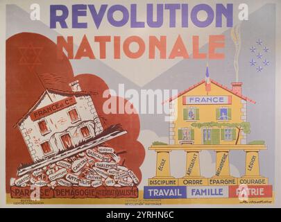 Propagandaplakat für eine nationale Revolution unter dem Vichy-Regime Frankreich. Poster fördert die nationale Erneuerung von „Arbeitsfamilie und Patriotismus“ im rechten Flügel gegen Internationale, Kapitalismus, Kommunismus und Sozialismus. Posterdesign von René Vachet 1940 Stockfoto