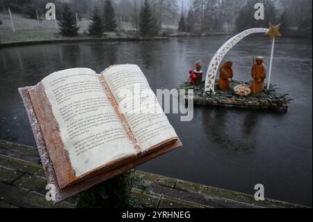 Die Weihnachtsgeschichte aus dem Evangelium nach Lukas, Kapitel 2, Vers 1 bis 20, und eine Weihnachtskrippe im Kurpark Bad Schwalbach Foto vom 01.12.2024. Die Weihnachtsgeschichte aus dem Lukasevangelium gehoert zu jedem Weihnachtsfest dazu. NUR REDAKTIONELLE VERWENDUNG *** die Weihnachtsgeschichte aus dem Lukasevangelium, Kapitel 2, Verse 1 bis 20, und eine Krippe in Bad Schwalbacher Kurgärten Foto vom 01 12 2024 die Weihnachtsgeschichte aus dem Lukasevangelium ist Teil jeder weihnachtlichen REDAKTIONELLEN VERWENDUNG NUR Copyright: epd-bild/HeikexLyding  DSC9250 Stockfoto