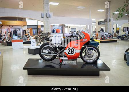 Ein 1953 Harley-Davidson KR750 Motorrad mit der Nummer 28 im Motorcycle Museum in Newburgh, New York. Stockfoto