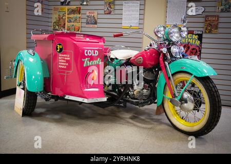 Eine Harley Davidson 1942 mit einem isolierten Beiwagen, der zum Verkauf von Eis ausgerüstet ist. Im Motorcycle Museum in Newburgh, New York. Stockfoto