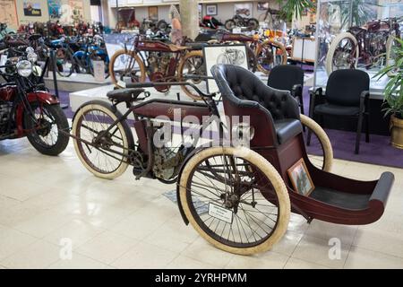 Ein dreirädriges dreirädriges indisches Motorrad aus dem Jahr 1910, hergestellt in Springfield, Ma. Und ausgestellt im Motorcycle Museum in Newburgh, New York. Stockfoto