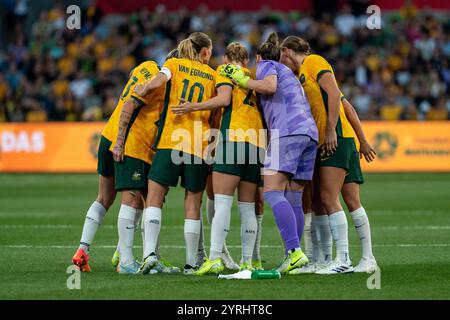 Melbourne, Australien. Dezember 2024. Melbourne, Australien, 4. Dezember 2024: Spieler Australiens treffen sich während des internationalen Freundschaftsspiels zwischen Australien und Chinesisch Taipeh im AAMI Park in Melbourne, Australien. (NOE Llamas/SPP) Credit: SPP Sport Press Photo. /Alamy Live News Stockfoto