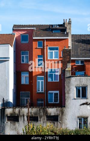 Hinterhoffassade farbenfroher Wohnblöcke in einem sozialen Viertel in Laeken, Brüssel, Belgien, 29. November 2024 Stockfoto