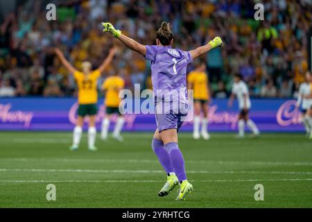 Melbourne, Australien. Dezember 2024. Melbourne, Australien, 4. Dezember 2024: Torhüterin Mackenzie Arnold (1 Australien) feiert im AAMI Park in Melbourne ihr erstes Tor. (NOE Llamas/SPP) Credit: SPP Sport Press Photo. /Alamy Live News Stockfoto