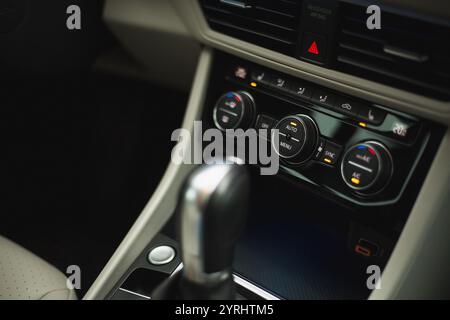 Fragment eines Autos in einer Tiefgarage Stockfoto
