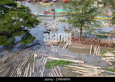 Swarupkathi, Pirojpur, Bangladesch. Dezember 2024. Der größte schwimmende Holzmarkt in Bangladesch befindet sich in Swarupkathi Upazila im Bezirk Pirojpur. Anfang 1917 begann Swarupkathi in Pirojpur seine Reise als Holzdrehscheibe um Sundari-Bäume. Ende 1918 wurde ein schwimmender Holzmarkt am Ufer des Sandhya River in Swarupkathi gegründet. Der Markt bietet eine große Auswahl an einheimischen Hölzern, darunter Mahagoni, Champagner und raintree. Händler aus dem ganzen Land kaufen auf diesem Upazila-Markt Holz im Wert von eineinhalb bis zwei Mrd. BDT. Diese Hölzer werden dann transpo Stockfoto