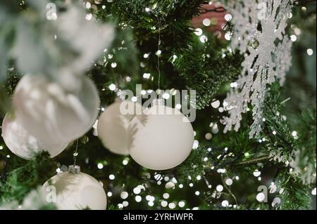 Ein Baum mit einem Haufen Weihnachtsschmuck. Die Ornamente sind meist klar und glänzend Stockfoto