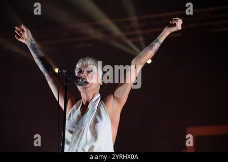 Neapel, Italien. Dezember 2024. Malika Ayane tritt live auf der Bühne im Augusteo Theatre auf. (Foto: Andrea Gulí/SOPA Images/SIPA USA) Credit: SIPA USA/Alamy Live News Stockfoto