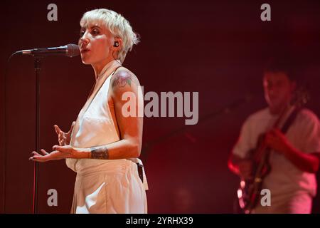 Neapel, Italien. Dezember 2024. Malika Ayane tritt live auf der Bühne im Augusteo Theatre auf. (Foto: Andrea Gulí/SOPA Images/SIPA USA) Credit: SIPA USA/Alamy Live News Stockfoto