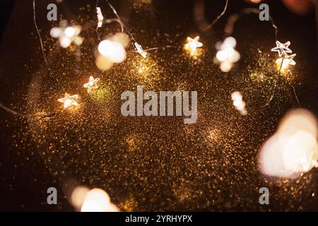 Zauberhafter goldener festlicher Hintergrund mit Sternenlichtern. Neujahr- und Weihnachtstapete. Stockfoto