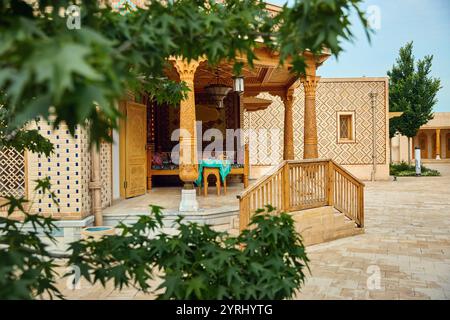 Enge mittelalterliche Straße und kleines Café in der Ewigen Stadt Samarkand Boqiy Shahar Registan Complex in Usbekistan. Stockfoto