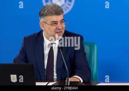 Bukarest, Rumänien. 4. Dezember 2024: Marcel Ciolacu, der rumänische Premierminister, leitet das Regierungstreffen im Victoria Palace, dem Hauptquartier der rumänischen Regierung. Quelle: Lucian Alecu/Alamy Live News Stockfoto