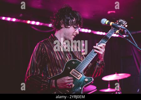 Chinesischer amerikanischer Bär in YES, Manchester, 02.12.24 Stockfoto