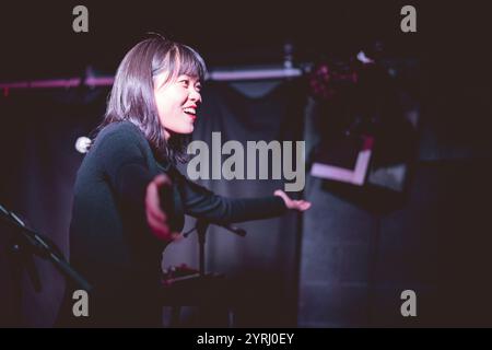 Chinesischer amerikanischer Bär in YES, Manchester, 02.12.24 Stockfoto