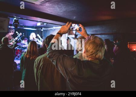 Chinesischer amerikanischer Bär in YES, Manchester, 02.12.24 Stockfoto