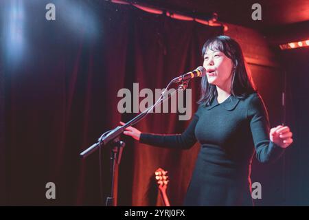 Chinesischer amerikanischer Bär in YES, Manchester, 02.12.24 Stockfoto