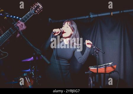 Chinesischer amerikanischer Bär in YES, Manchester, 02.12.24 Stockfoto