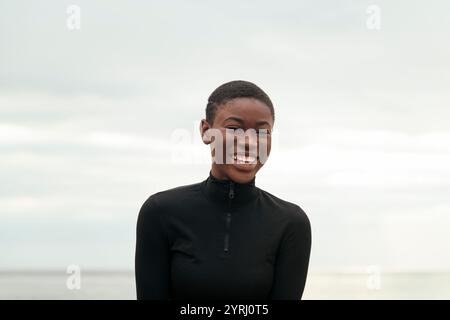 afroamerikanerin lächelt in die Kamera Stockfoto