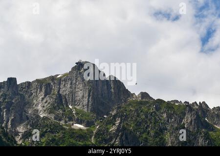 Blick auf die Seilbahnstation Le Brevent (2525 m) im Aiguilles Rouges Massiv, im Sommer Chamonix, Haute Savoie, Auvergne Rhone Alpes, Frankreich Stockfoto