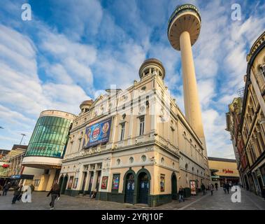 Das Liverpool Playhouse Theater und der St. Johns Tower. Stockfoto