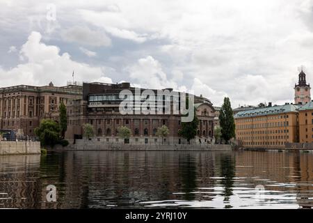 Stockholm, Schweden - 25. Juli 2023: Schwedisches Parlament - Regierungsgebäude auf der Insel Helgeandsholmen in Stockholm Stockfoto