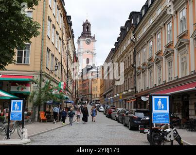 Stockholm, Schweden - 25. Juli 2023: Charmante Kopfsteinpflasterstraße im historischen Stadtteil Gamla Stan von Stockholm, Schweden. Stockfoto