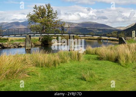 Menschen Wanderer Touristen gehen über die Chinesische Brücke in der Nähe von Derwentwater im Herbst Lake District Nationalpark Cumbria England Großbritannien GB Stockfoto