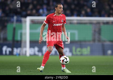 Bielefeld, Deutschland. Dezember 2024. Fussball DFB-Pokal Achtelfinale DSC Arminia Bielefeld - SC Freiburg am 03.12.2024 in der SchuecoArena in Bielefeld Kiliann Sildillia ( Freiburg ) DFB-Vorschriften verbieten jede Verwendung von Fotografien als Bildsequenzen und/oder Quasi-Video. Foto: Revierfoto Credit: ddp Media GmbH/Alamy Live News Stockfoto