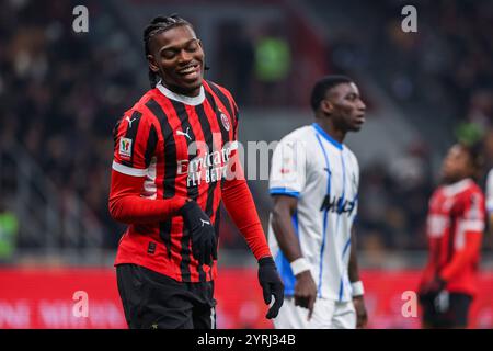 Mailand, Italien. Dezember 2024. Rafael Leao vom AC Milan reagiert auf das Coppa Italia-Fußballspiel 2024/25 zwischen AC Milan und US Sassuolo im San Siro Stadium Credit: dpa/Alamy Live News Stockfoto