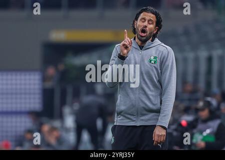 Mailand, Italien. Dezember 2024. Fabio Grosso Head Coach von US Sassuolo reagiert beim Coppa Italia 2024/25 Fußballspiel zwischen AC Milan und US Sassuolo im San Siro Stadium Credit: dpa/Alamy Live News Stockfoto