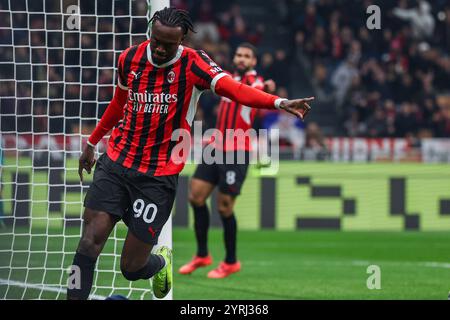 Mailand, Italien. Dezember 2024. Tammy Abraham vom AC Milan feiert während des Coppa Italia 2024/25 Fußballspiels zwischen AC Milan und US Sassuolo im San Siro Stadium Credit: dpa/Alamy Live News Stockfoto