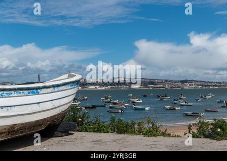 Alte Holzboote am Ufer des Flusses Tejo, an seiner Mündung, vor der Stadt Lissabon in Trafaria Stockfoto