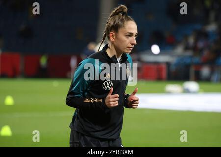 Bochum, Deutschland. Dezember 2024. Bochum, Deutschland 02. Dezember 2024: Testspiel - Fußball-Frauen-Nationalmannschaft - Deutschland vs. Italien im Bild: Sophia Kleinherne (Deutschland) /// DFB-Vorschriften verbieten jede Verwendung von Fotografien als Bildsequenzen und/oder Quasi-Video /// Credit: dpa/Alamy Live News Stockfoto