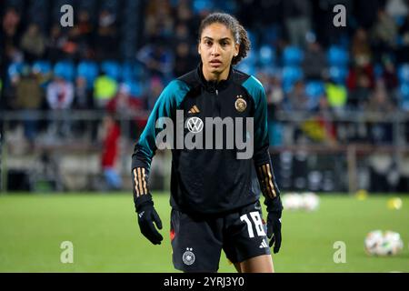 Bochum, Deutschland. Dezember 2024. Bochum, Deutschland 02. Dezember 2024: Testspiel - Fußball-Frauen-Nationalmannschaft - Deutschland vs. Italien im Bild: Cora Zicai (Deutschland) /// DFB-Vorschriften verbieten jede Verwendung von Fotografien als Bildsequenzen und/oder Quasi-Video /// Credit: dpa/Alamy Live News Stockfoto