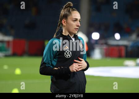 Bochum, Deutschland. Dezember 2024. Bochum, Deutschland 02. Dezember 2024: Testspiel - Fußball-Frauen-Nationalmannschaft - Deutschland vs. Italien im Bild: Sophia Kleinherne (Deutschland) /// DFB-Vorschriften verbieten jede Verwendung von Fotografien als Bildsequenzen und/oder Quasi-Video /// Credit: dpa/Alamy Live News Stockfoto