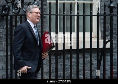 London, Großbritannien. Dez. 2024. Der britische Premierminister Sir Keir Starmer verlässt die Downing Street für PMQs. Quelle: Justin Ng/Alamy Live News. Stockfoto