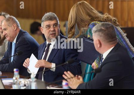 Bukarest, Rumänien. 4. Dezember 2024: Marcel Ciolacu, der rumänische Premierminister, leitet das Regierungstreffen im Victoria Palace, dem Hauptquartier der rumänischen Regierung. Quelle: Lucian Alecu/Alamy Live News Stockfoto