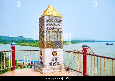 Grenzreferenzsäule auf der Terrasse über dem Fluss Mekong im Gebiet des Goldenen Dreiecks, Ban SOP Ruak, Thailand Stockfoto