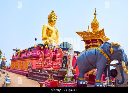 Phra Chiang Saen Si Phaendin Tempel mit goldenem Buddha auf dem Boot, Goldenes Dreieck, Ban SOP Ruak, Thailand Stockfoto