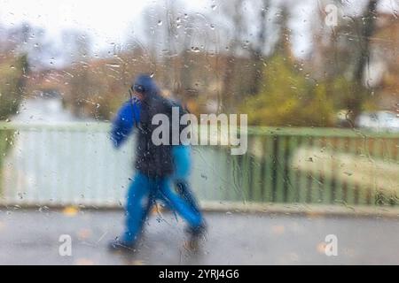 Ein Blick aus dem Fenster Berlin, 28. November 2024: Unangemehmes Wetter in der Stadt. Fotografiert aus dem Bus durch das regennasse Fenster während der Fahrt in die Innenstadt. *** Ein Blick aus dem Fenster Berlin, 28. November 2024 unangenehmes Wetter in der Stadt fotografiert vom Bus durch das regengetränkte Fenster während der Fahrt in die Innenstadt Stockfoto