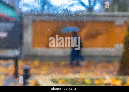 Ein Blick aus dem Fenster Berlin, 28. November 2024: Unangemehmes Wetter in der Stadt. Fotografiert aus dem Bus durch das regennasse Fenster während der Fahrt in die Innenstadt. *** Ein Blick aus dem Fenster Berlin, 28. November 2024 unangenehmes Wetter in der Stadt fotografiert vom Bus durch das regengetränkte Fenster während der Fahrt in die Innenstadt Stockfoto