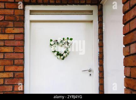 Hochzeits- (oder Geburts-) Blumenkranz in Herzform an der Tür. London, Großbritannien. Stockfoto