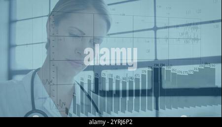 Bild der medizinischen Datenanalyse über medizinischem Fachpersonal mit Stethoskop Stockfoto Bild der medizinischen Datenanalyse über medizinischem Fachpersonal mit Stethoskop Stockfoto