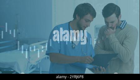 Bild der Analyse medizinischer Daten über medizinisches Fachpersonal, das Patientendatensätze diskutiert Stockfoto Bild der Analyse medizinischer Daten über medizinisches Fachpersonal, das Patientendatensätze diskutiert Stockfoto