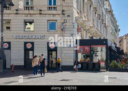 Marseille. Frankreich - 4. Dezember 2024: Ein Burger King-Hotel an einer urbanen Ecke mit einer Mischung aus modernen und alten Architekturstilen Stockfoto